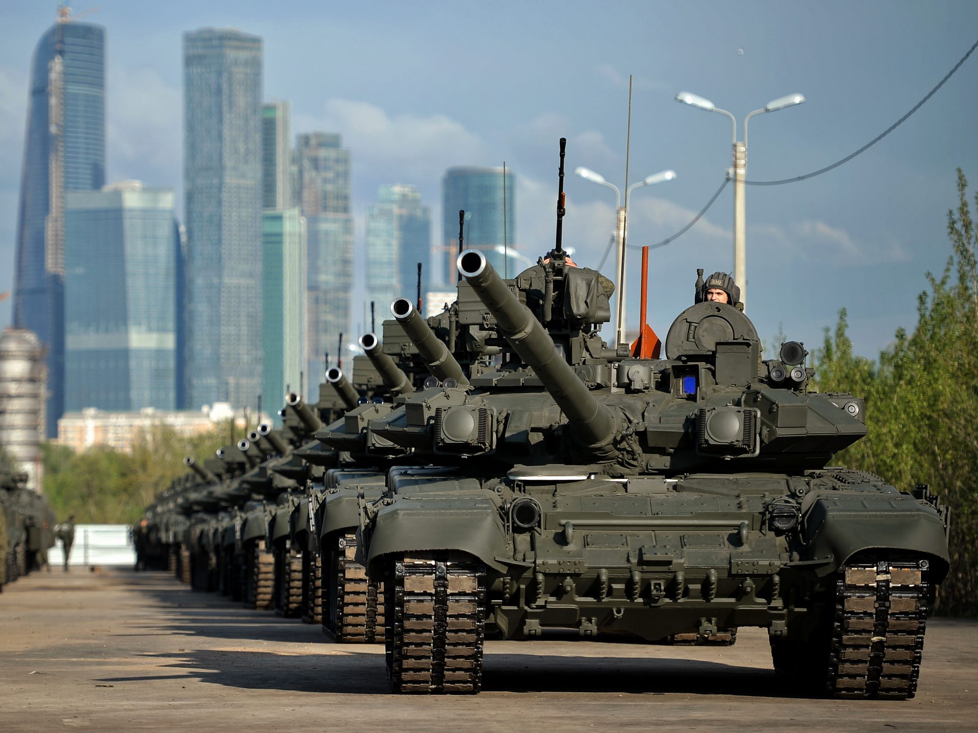 Армейский т. Колонна танк т80. Танк т 90 Армада. Колонна танков т 90. Т-90м колонна.